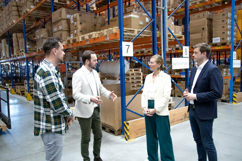 Beim Rundgang durch die Lagerhalle von Energy3000 in Müllendorf.