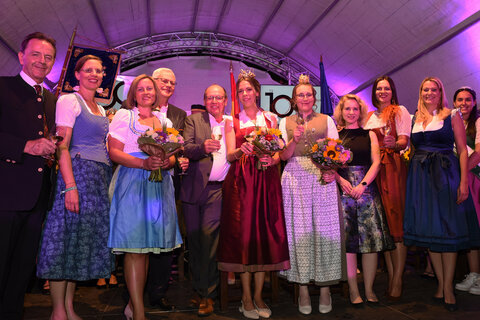 Nikolaus Berlakovich, Präsident der Landwirtschaftskammer Burgenland, Landeshauptmann-Stellvertreterin Anja Haider-Wallner, Verena Klöckl, Landwirtschaftskammer Burgenland, Bürgermeister Thomas Steiner, Andreas Liegenfeld, Präsident des Burgenländischen Weinbauverbandes, Weinkönigin Maria IV., Weinprinzessin Lena I., Bundesministerin Eva-Maria Holzleitner, Landtagspräsidentin Astrid Eisenkopf und Landesrätin Daniela Winkler