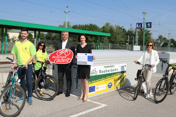 LR Mag. Heinrich Dorner, Dr. Hana Dellemann, Generaldirektor-Stvin. Raaberbahn AG, und Christine Zopf-Renner (1.v.re.), Leiterin Mobilitätszentrale Burgenland, mit Mitarbeitern der Raaberbahn vor den neuen Fahrradboxen am Bahnhof Wulkaprodersdorf