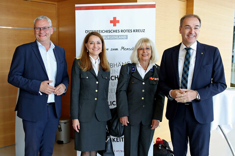 Bei der Jubiläumsfeier im Kultur- und Kongresszentrum Eisenstadt anlässlich 25 Jahre Hospizarbeit im Roten Kreuz Burgenland: v.l. Bgm. Mag. Thomas Steiner, Dir.a Mag.a Tanja König, kfm. Geschäftsleiterin RK Burgenland, RK Burgenland-Präsidentin Friederike Pirringer, LR Dr. Leonhard Schneemann