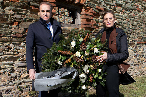 Landeshauptmann-Stellvertreterin Anja Haider-Wallner und Landesrat Dr. Leonhard Schneemann (v.r.) legten vor dem Kreuzstadl in Rechnitz einen Kranz nieder.