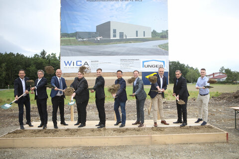 Landeshauptmann Hans Peter Doskozil (3.v.r.) nahm gemeinsam mit Bürgermeister Helmut Kopeszki, den Geschäftsführern und Mitarbeitern von WICA sowie Wirtschaftsagentur Burgenland-Geschäftsführer Mag. Michael Gerbavsits (2.v.l.) und Matthias Unger (CEO, Managing Director Unger Stalhbau Ges.m.b.H.) (4.v.r.) den Spatenstich vor