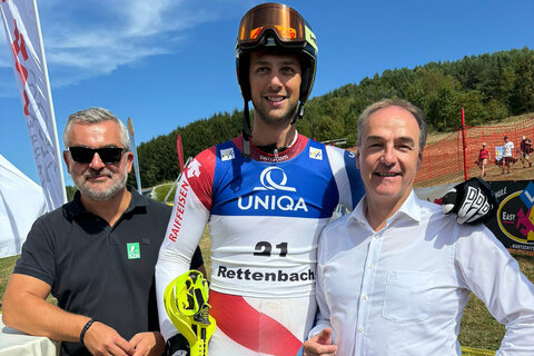Landesrat Mag. Heinrich Dorner (links im Bild) und Landesrat Dr. Leonhard Schneemann (rechts im Bild) mit dem Schweizer Grasskiläufer und mehrfachen Weltmeister Mirko Hüppi.