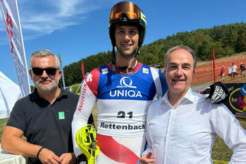 Landesrat Mag. Heinrich Dorner (links im Bild) und Landesrat Dr. Leonhard Schneemann (rechts im Bild) mit dem Schweizer Grasskiläufer und mehrfachen Weltmeister Mirko Hüppi.