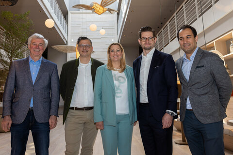 Landesrätin Mag.a (FH) Daniela Winkler (Mitte) eröffnete gemeinsam mit Bürgermeister Heinrich Hareter sowie den beiden Bauherren und Betreibern Stefan Bayer und Lucas-Maximilian Lammel sowie General Manager Alexander Youssef (v.l.) das neue Hotel "Nils am See" in Weiden am See.
