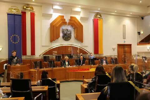 Die Schülerinnen und Schüler nahmen heute die Rolle von Jungabgeordneten ein und stellten interessante Fragen.