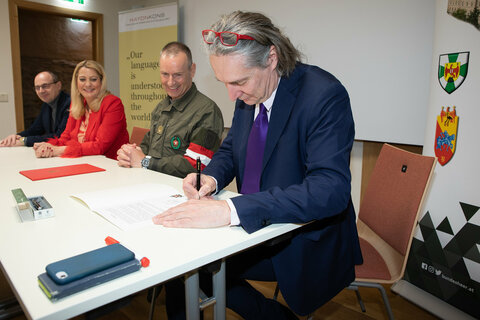 Haydn-Kons Direktor Gerhard Krammer bei der Unterzeichnung der Absichtserklärung