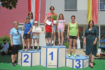 LH-Stellvertreterin Astrid Eisenkopf bei der Siegerehrung des "Straßenlaufes über 7,8 km, Altersklasse 40"