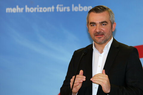 Landesrat Heinrich Dorner bei der Pressekonferenz in der Fachhochschule Burgenland in Eisenstadt