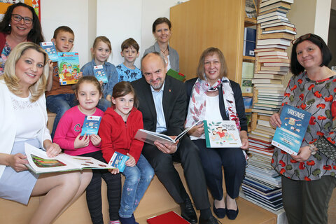 Landesrätin Mag.a (FH) Daniela Winkler, Projektleiterin Ingrid Hochwarter (LVBB, 2. v. r.), Silke Rois (LVBB, Reihe hinten 1. v. l.), Bildungsdirektor Heinz Josef Zitz, Anita Ecker, Pädagogin VS Wallern und Leiterin der öffentlichen Bibliothek in der VS Wallern (1.v. r.), und VS-Direktorin Dipl.-Päd. Margit Luisser (Reihe hinten, 1. v. r.) mit Kindern der VS Wallern