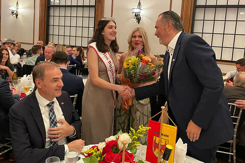 Landesrat Dr. Leonhard Schneemann, Julia Doskozil und Landeshauptmann Mag. Hans Peter Doskozil begrüßten die heurige Miss Burgenland New York, Felicia Borselio, beim Katharinen-Ball in New York.