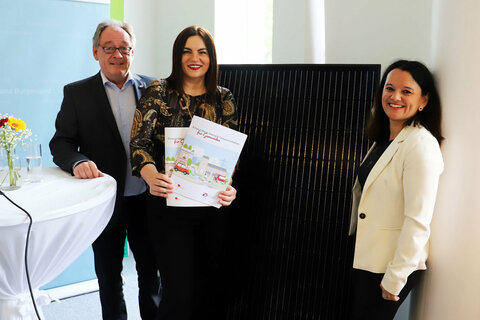 Neudörfls Bürgermeister, Landtagsabgeordneter Dieter Posch, Landeshauptmann-Stv. Mag.a Astrid Eisenkopf und Geschäftsführerin Mag. (FH) Bettina Frank von der Akademie Burgenland (v.l.).