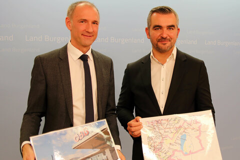 Infrastrukturlandesrat Heinrich Dorner und Gesamtverkehrskoordinator Peter Zinggl präsentieren den Fahrplanwechsel