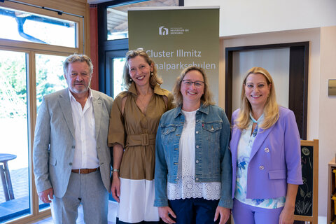 Clusterleiterin Brigitte Renner, BEd MA, Bildungsdirektor Alfred Lehner, Landesrätin Daniela Winkler und Bürgermeisterin Silvia Pitzl beim Schulstart in der Volksschule Apetlon.