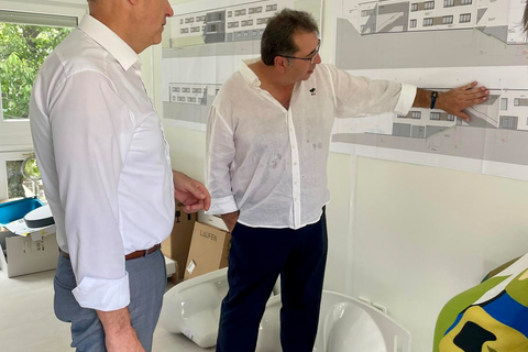 Soziallandesrat Dr. Leonhard Schneemann informierte sich vor Ort über den aktuellen Baufortschritt des Altenwohn- und Pflegeheimes in Redlschlag.