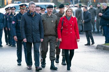 Bei der gemeinsamen Weihnachtsfeier des Bundesheeres und der Polizei in Mattersburg. V.l. Landespolizeidirektor Mag. Martin Huber (hinten), MR Mag. Dr. Norbert Leitner, Leiter SIAK, KO Géza Molnár (hinten), Brigadier Mag. Christian Riener, Militärkommandant Brigadier Mag. Gernot Gasser, LRin Mag.a Daniela Winkler