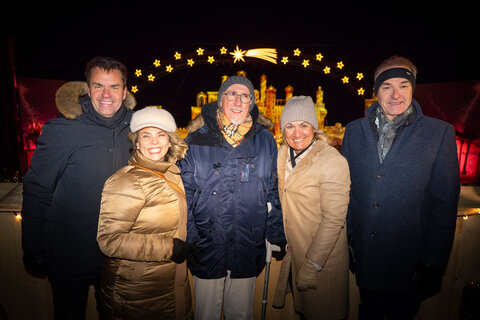 Mit strahlenden Augen: Didi Tunkel (Geschäftsführer Burgenland Tourismus), Mag. Claudia Priber (Geschäftsführerin KBB), Mag. Claudia Priber (Geschäftsführerin KBB), Bettina Zentgraf (Bürgermeisterin Mörbisch) undLandesrat Leonhard Schneemann bewundern die kunstvolle Weihnachtskrippe und die leuchtenden Projektionen.