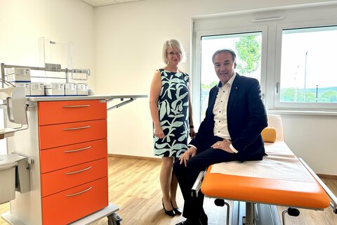 Landesrat Dr. Leonhard Schneemann mit DGKP Susanne Ursli, MSc (v.r.).