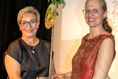 Die gebürtige Mattersburgerin Landeshauptmann-Stellvertreterin Anja Haider-Wallner überreichte Mattersburgs Bürgermeisterin LAbg. Claudia Schlager zum 100-Jahr-Jubiläum der Stadterhebung einen Birnbaum, der das weitere Gedeihen der Stadt symbolisieren soll.