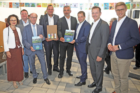 Landtagsabgeordnete Elisabeth Trummer, Landtagsabgeordneter Roman Kainrath, Bezirkshauptmann Klaus Trummer, Bürgermeister Manfred Schmidt, Landesrat Heinrich Dorner, Vizebürgermeister Stefan Guczogi, Nationalrat Nikolaus Berlakovich und Landtagsabgeordneter Patrick Fazekas (v.l.) nach dem Festakt des 800-jährigen Jubiläums der Gemeinde Steinberg.