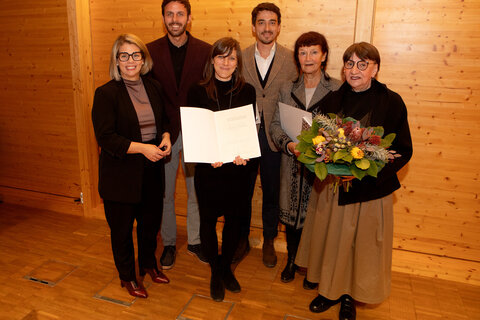 Kuratorin Gertrud Ankerl (r.) und die Architekten der freistil Architektur GmbH wurden für das Projekt der Sanierung und Neugestaltung Pfarrkirche Mariä Himmelfahrt ausgezeichnet.