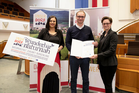 Landeshauptmann-Stellvertreterin Astrid Eisenkopf, Obfrau des Vereins UNSER DORF, und Marlene Hrabanek-Bunyai, Geschäftsführerin Verein UNSER DORF, gratulierten dem Drassburger Bürgermeister Christoph Haider