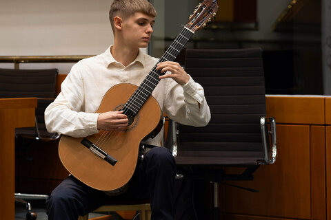 Gitarrist Yurii Tiulpin sorgte für den musikalischen Rahmen bei der Preisverleihung der Initiative „Burgenland Innovationsfit“.