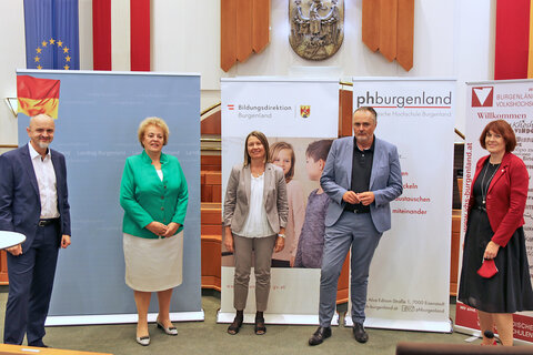 Bildungsdirektor Heinz Josef Zitz mit Landtagspräsidentin Verena Dunst, PH Burgenland Rektorin Sabine Weisz, Landeshauptmann Hans Peter Doskozil und VHS Burgenland Geschäftsführerin Christine Teuschler bei der Präsentation des Projektes „mitreden – Demokratieoffensive Burgenland“