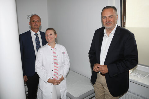 Bürgermeister Helmut Kopeszki, Gemeindeärztin Dr. Martina Sommer-Dragosits und Landeshauptmann Hans Peter Doskozil