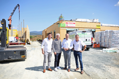 Landesrat Leonhard Schneemann (2.v.r.) mit den Bürgermeistern Bernhard Herics (Schandorf), Joachim Radics (Markt Neuhodis) und Robert Marlovits (Schachendorf) (v.l.) bei der Gleichenfeier des mehrsprachigen Bildungscampus Pannonia.