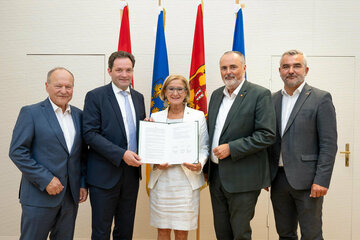 Der Niederösterreichische Umweltanwalt Thomas Hansmann, Bundesminister Norbert Totschnig, Niederösterreichs Landeshauptfrau Johanna Mikl-Leitner, Landeshauptmann Hans Peter Doskozil und Landesrat Heinrich Dorner.