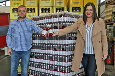 LH-Stellvertreterin Astrid Eisenkopf mit dem Getränkehersteller Peter Dobrovits bei der Präsentation des neuen Himbeerkracherl-Etiketts "#Aufstehen GegenGewalt".