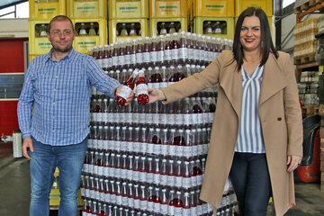 LH-Stellvertreterin Astrid Eisenkopf mit dem Getränkehersteller Peter Dobrovits bei der Präsentation des neuen Himbeerkracherl-Etiketts "#Aufstehen GegenGewalt".