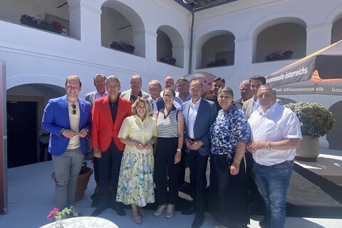 Landesrat Dr. Leonhard Schneemann mit Kulturbetriebe Burgenland-Geschäftsführerin Mag.a Claudia Priber und Generalintendant Alfons Haider sowie den Bürgermeisterinnen und Bürgermeistern des Bezirkes Jennersdorf.