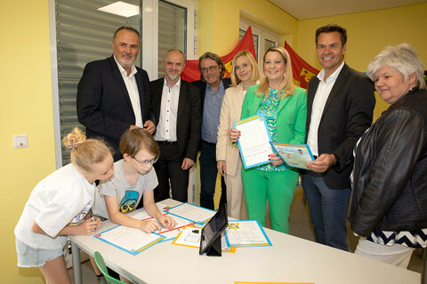 Landeshauptmann Hans Peter Doskozil, Bildungsdirektor Heinz Josef Zitz, LAbg. Bgm. Gerhard Hutter, Gesamtprojektleiterin Birgit Lukits-Stiassny, Bildungslandesrätin Daniela Winkler, Tourismusdirektor Didi Tunkel und VS-Direktorin Ingrid Luftensteiner mit Kindern der VS Bad Sauerbrunn beim Spielen