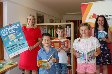 Landesrätin Daniela Winkler (l.) mit Silke Rois (r.) sowie Kindern in der Volksschule Mönchhof.
