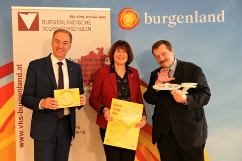 Wirtschaftslandesrat Dr. Leonhard Schneemann mit der Geschäftsführerin der Burgenländischen Volkshochschulen, Dr.in Christine Teuschler, und dem Forschungskoordinator des Landes Burgenland, Werner Gruber (v.l.n.r.) bei der Präsentation der neuen Veranstaltungsreihe "Science Village Talks" im Eisenstädter Kulturzentrum.