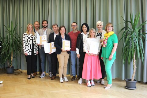Schulsportgütesigel Gold: Bildungslandesrätin Daniela Winkler, Harald Ziniel, Fachinspektor für Bewegung und Sport in der Bildungsdirektion Burgenland und ecole-Direktorin Karin Schneemann mit den Ausgezeichneten.