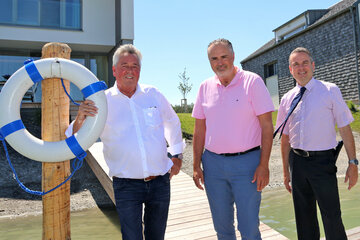Landeshauptmann Hans Peter Doskozil mit VILA VITA-Direktor Bert Jandl (l.) und Geschäftsführer Ralf Lüdersen (r.) beim Besuch der neuen Seeresidenzen im VILA VITA Pannonia im Seewinkel, eines der touristischen Leitbetriebe im nördlichen Burgenland.