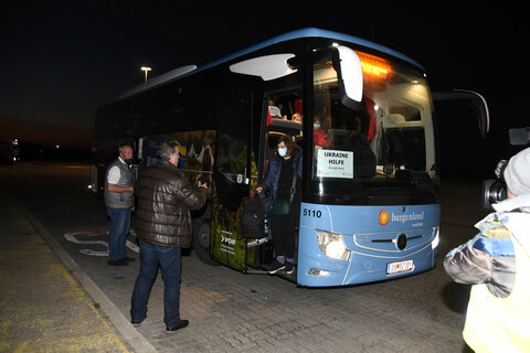 Der Bus der Verkehrsbetriebe Burgenland bei seiner Ankunft in Nickelsdorf