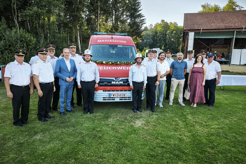 Landesrat Leonhard Schneemann und Landesfeuerwehrkommandant. LBD Ing. Franz Kropf und weiteren Festgästen bei der Übergabe des neuen Kommandofahrzeuges