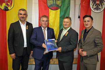 Landesrat Mag. Heinrich Dorner mit Bürgermeister Manfred Degendorfer sowie Ortsvorsteher Herbert Degendorfer und Vizebürgermeister Marcel Geissler (v.l.) und der Ortschronik von Kalkgruben.