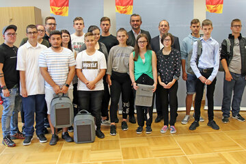 Infrastrukturlandesrat Heinrich Dorner und Baudirektor Wolfgang Heckenast mit den 17 neuen Lehrlingen in der Baudirektion des Landes