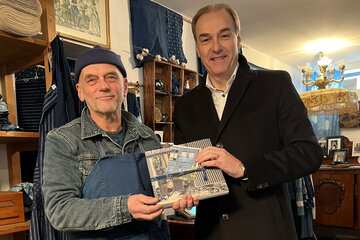 Landesrat Dr. Leonhard Schneemann besuchte das Blaudruck-Familienunternehmen Koó in Steinberg-Dörfl.