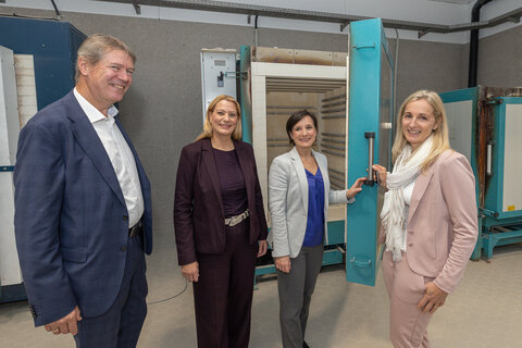 Christian Strasser, Präsident IV Burgenland, Landesrätin Daniela Winkler, Aniko Benkö, Geschäftsführerin IV Burgenland und Ceramico-Schulleiterin Anita Wolf bei einem der Brennöfen.