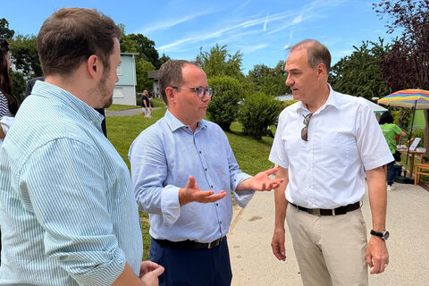 Landesrat Dr. Leonhard Schneemann mit SOS-Kinderdorf-Leiter Mag. Marek Zeliska beim Dorffest des SOS Kinderdorfs Pinkafeld.