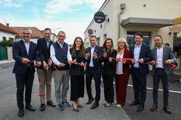 Mit dem Durchschneiden des Bandes wurde das Gemeindewirtshaus – das Gasthaus Vinifera - in Zagersdorf offiziell eröffnet (v.l.): Infrastrukturlandesrat Heinrich Dorner, Projektleiter BM Ing. Christian Weiss, PEB, Wein Burgenland Obmann Herbert Oschep, Pächterin Natalia Loci, Bürgermeister Ivan Grujic, Pächterin Annabella Loci, Vizebürgermeisterin Mag.a Karin Vukman-Artner, Nationalratsabgeordneter Christoph Zarits und PEB-Geschäftsführer Thomas Rosner