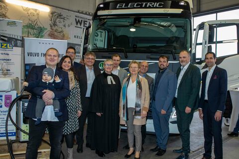 Johann Wenzl mit Partnerin Lisa Neumann und dem gemeinsamen Sohn Josef, Roland Löffler, Volvo Group Österreich, Michael Gerbavsits, Geschäftsführer der Wirtschaftsagentur Burgenland, die Golser Pfarrerin Ingrid Tschank, Ingrid und Harald Wenzl von der der LSC-Wenzl GmbH, der Golser Bürgermeister LAbg. Kilian Brandstätter, Landeshauptmann Hans Peter Doskozil und Stephan Sharma, Vorstandvorsitzender der Burgenland Energie