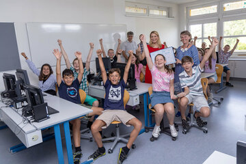 Bildungslandesrätin Daniela Winkler freut sich mit Werner Zwickl (SQM Neusiedl am See), Isabell Lichtenberger, Direktorin MS Kitttsee, und Schülerinnen und Schüler über die Auszeichnung