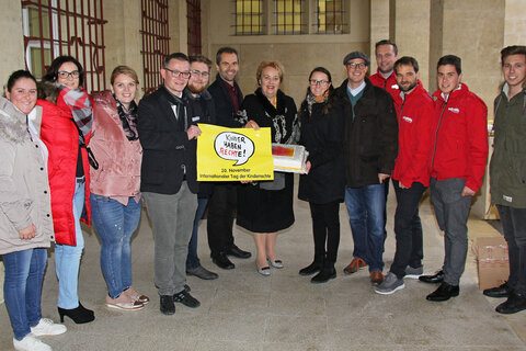 Landtagspräsidentin Verena Dunst hat gemeinsam mit Klubobmann Géza Molnár und LAbg. Wolfgang Spitzmüller Mitglieder des Landes-Jugend-Forum vor dem Landhaus in Eisenstadt in Empfang genommen und im Rahmen dieser Veranstaltung die Flagge "Kinder haben Rechte" gehisst.